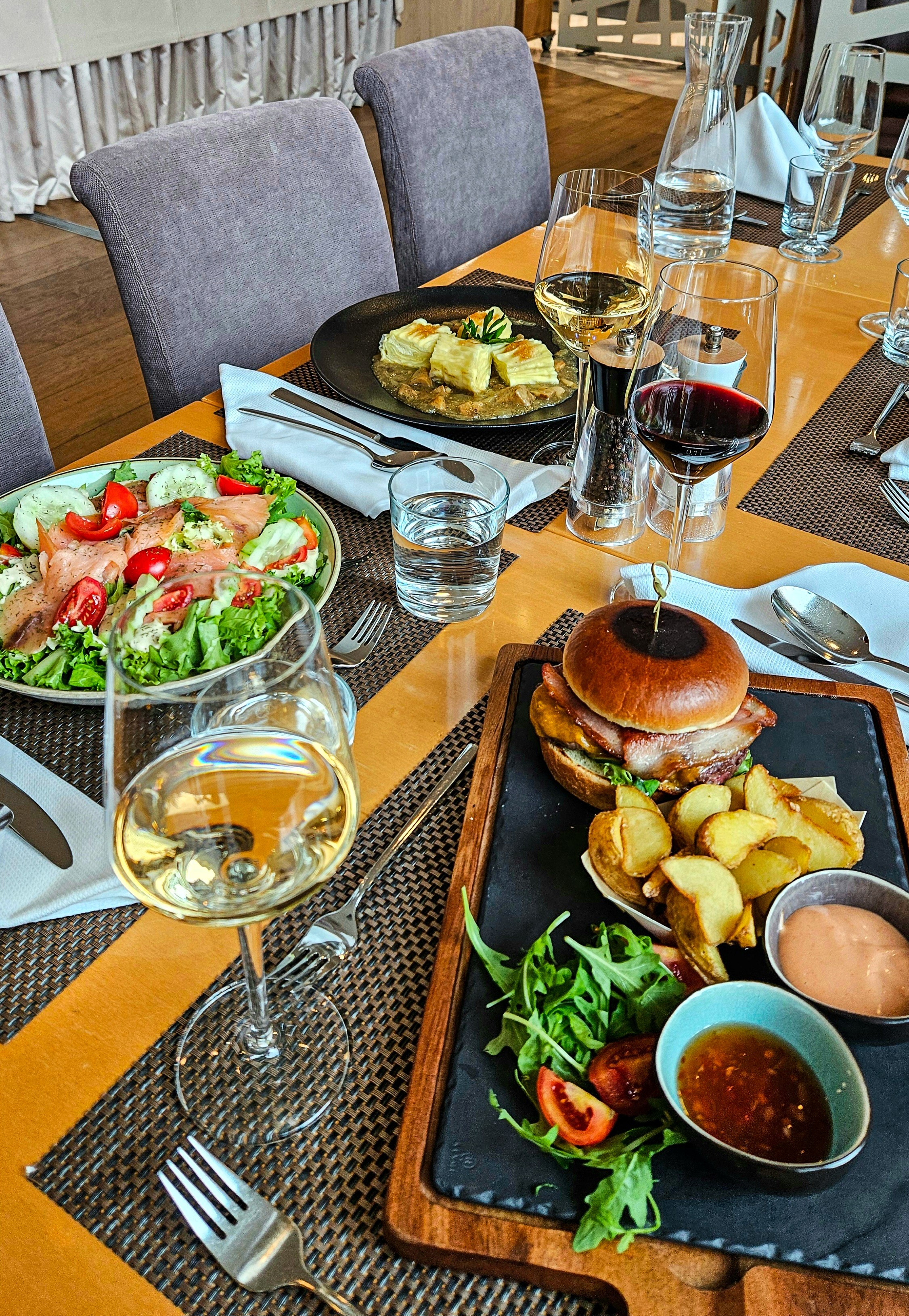 Vabljeni v naš City Bar in restavracijo, kjer vas čakata sproščeno vzdušje in odlična kulinarika.